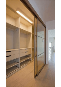 Линейная гардеробная комната с дверями купе